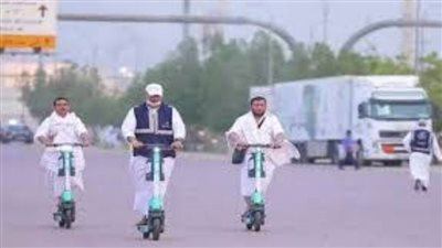 السكوتر الكهربائي.. أكثر من 2000 رحلة لتيسير تنقّل ضيوف الرحمن من كبار السن وذوي الإعاقة