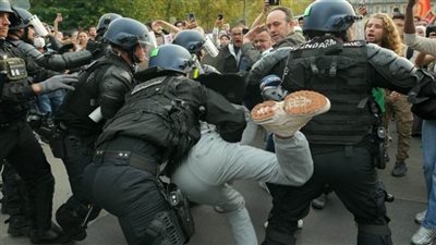 عاجل.. الشرطة الألمانية تقمع داعمي فلسطين بمسيرة في برلين