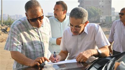 بالصور.. محافظ الغربية يتفقد الشوارع المقترح رصفها في كفر الزيات