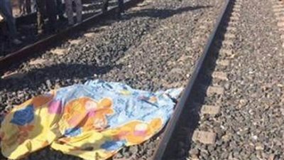 الأم والأب يحتضنان رضيعهما.. تفاصيل مصرع أسرة كاملة تحت عجلات القطار بأسوان 