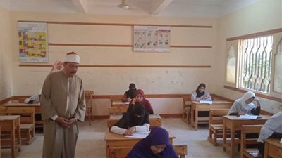 رئيس منطقة سوهاج الأزهرية يتفقد امتحان مادة التاريخ
