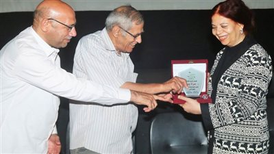 نادي القصة يكرم الدكتورة عزة بدر 