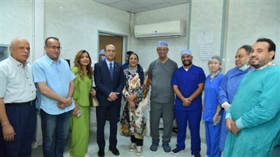 رئيس جامعة أسيوط يستقبل خبيرًا عالميًا لإجراء عمليات تغيير الصمام الرئوي بالقسطرة
