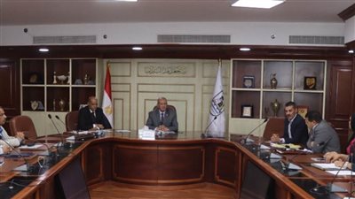 سكرتير بني سويف يعقد اجتماعًا بأعضاء لجنة تنظيم التعاقدات الخاصة بالجهات العامة