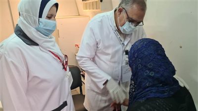 الكشف على 1252 مواطنًا بمختلف التخصصات بمشاركة 10 عيادات طبية.. صور