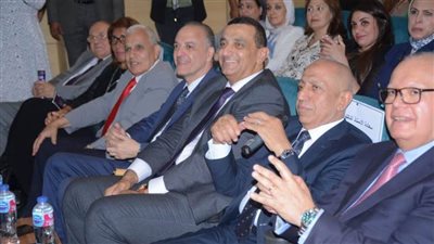 رئيس الأكاديمية البحرية يشهد مناقشة مشاريع تخرج طلاب 