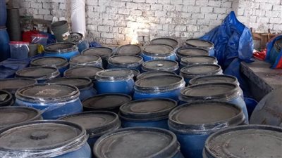  بالصور.. « تموين الغربية» يضبط 2 طن مخللات منتهية الصلاحية داخل مصنع