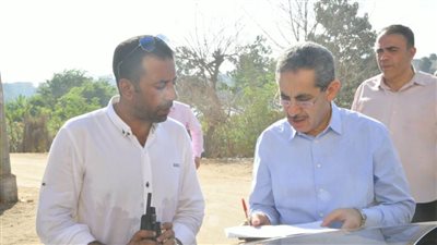  بالصور.. محافظ الغربية يتفقد الطرق والشوارع المقترح رصفها بالخطة الجديدة في سمنود