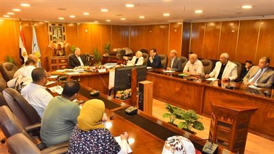 محافظ أسيوط يلتقي بعض أهالي قرية بني عديات بمركز منفلوط للنهوض بالخدمات