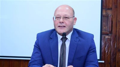 رئيس جامعة سوهاج يكرم خريجي الدفعة ١٩ من الطلاب 