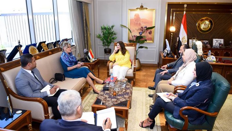 وزيرة الهجرة خلال