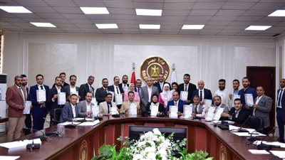 وزير العمل يُسَلِم «رُخص دائمة» لمراكز تدريب مهني خاصة