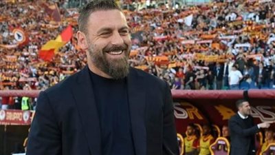 رسمياً .. روما يعلن تجديد عقد مدربه دي روسي حتى 2027