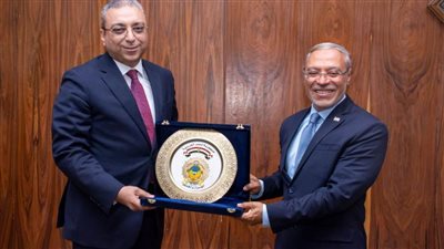 بالصور.. رئيس جامعة طنطا يكرم نائب محافظ الغربية 