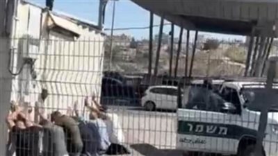 اعتقال 41 فلسطينيا عند حاجز زعيم- تنكيل واحتجاز تحت اشعة الشمس