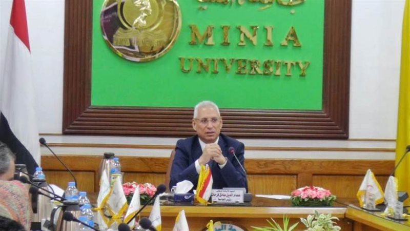 رئيس الجامعة خلال