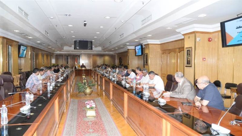 اجتماع محافظ أسيوط