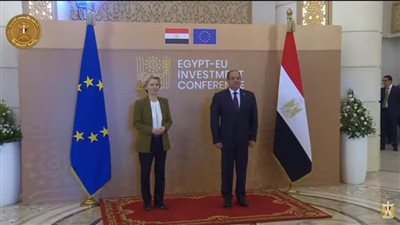 صورة تذكارية للرئيس السيسي ورئيسة المفوضة الأوروبية قبيل انطلاق مؤتمر الاستثمار المصري الأوروبي