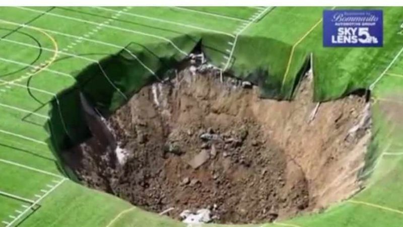 حفرة في ملعب كرة