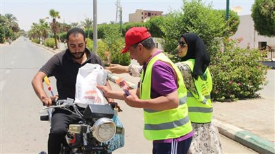  احتفالًا بذكرى ٣٠ يونيو.. توزيع هدايا عينية وورد على المواطنين بمختلف ميادين الوادي الجديد 