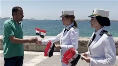 وزارة الداخلية تشارك المواطنين الاحتفال بذكرى ثورة 30 يونيو وتوزع الهدايا عليهم