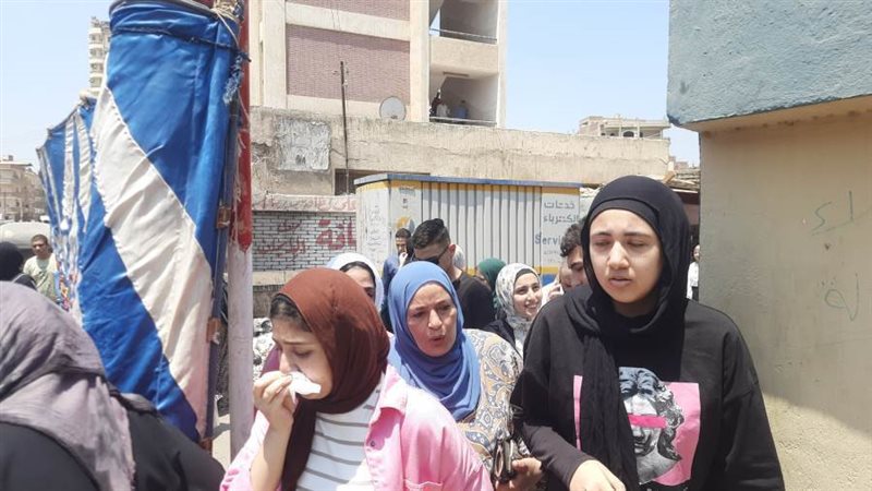 بكاء طالبات الثانوية