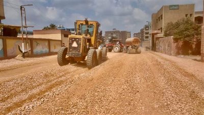 بالصور.. محافظ الغربية يتابع أعمال رصف وتطوير شارع المدارس بقطور