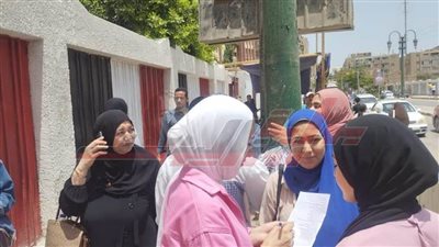 الإنجليزي يرسم البسمة على وجوه طلاب الثانوية العامة بالمنيا (صور)