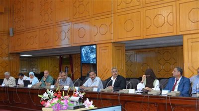 محافظ الإسماعيلية يناقش إمكانية نقل المرافق المتعارضة لربط بعض الطرق بمركز ومدينة فايد 