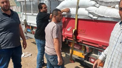 شاهد.. قبل بيعها بالسوق السوداء.. ضبط 24 طن نخالة بأحد المخازن بإيتاي البارود