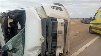 مصرع 2 وإصابة 5 في انقلاب ميكروباص بالغردقة (صور)