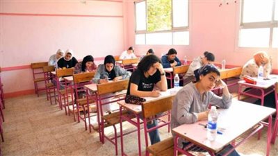 متفوقو الثانوية العامة يؤدون امتحان الفيزياء 