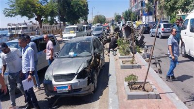 إصابة 3 أشخاص في تصادم بين سيارة وتروسيكل بطريق كورنيش النيل بأسوان 