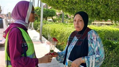 أعضاء اتحاد شباب كفر الشيخ يهدون المواطنين الورود احتفالا بذكرى ثورة 30 يونيو 
