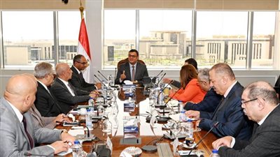 وزير الإسكان يجتمع بقيادات الوزارة لوضع خطة العمل في الفترة القادمة