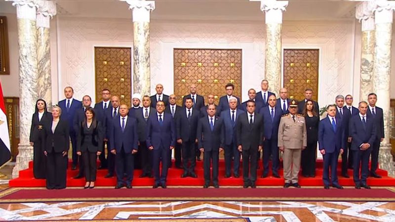 الرئيس السيسي يتوسطصورة