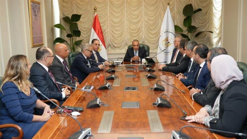 وزير الخارجية يجتمع