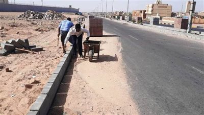 استمرار العمل في تطوير ورفع كفاءة الطرق بمدينة رأس غارب (صور)