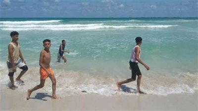 مصايف الإسكندرية: إخلاء شواطئ القطاع الغربي من الرواد لارتفاع منسوب مياه البحر وعلو الأمواج