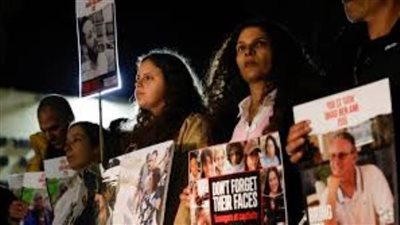 أمهات الأسرى الإسرائيليين يُطالبن نتنياهو بإظهار الشجاعة والتوقيع على صفقة الأسرى