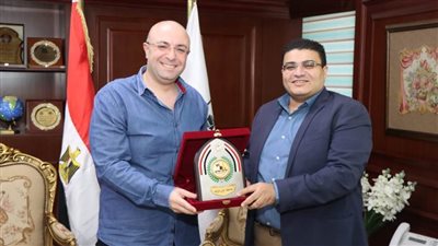 محافظ بني سويف يكرم الدكتور عاصم سلامة على فترة عمله نائبًا للمحافظ
