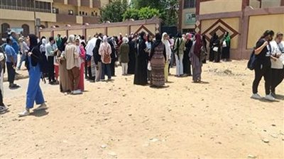 شكاوى طلاب الأدبي من صعوبة الجغرافيا.. وطلاب العلمي: «امتحان الكيمياء متوسط»