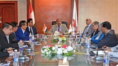 محافظ سوهاج يناقش ملفات المناطق الصناعية والطرق وشكاوى المواطنين في أول اجتماعاته