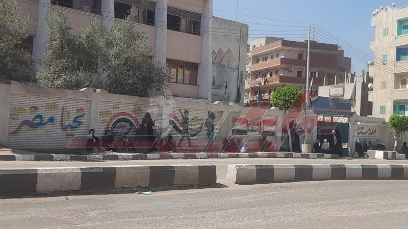 أولياء الأمور يفترشون