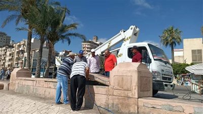 رئيس رشيد يتابع أعمال الصيانة لأعمدة وكشافات الإنارة بطريق الكورنيش وبنطاق المركز 