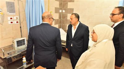 محافظ أسيوط يواصل جولاته على المستشفيات بزيارة مستشفى الصدر ويطمئن على صحة المرضى