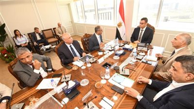 وزير الإسكان يبحث تنفيذ الحلول العاجلة لمشكلة ضعف وانقطاع المياه ببعض المدن