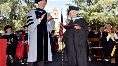 فيرجينيا هيسلوب تلهم الأجيال القادمة بحصولها على درجة الماجستير بعد 8 عقود