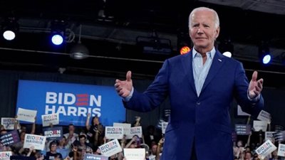 عاجل.. الديمقراطيون يكثفون الضغط على بايدن للتخلي عن خوض السباق الانتخابي