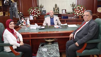 محافظ بني سويف يناقش مع مسؤولي الصحة جهود تحسين الخدمة المقدمة للمواطنين